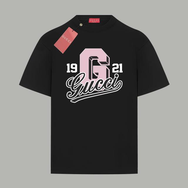 90 Gucci/古驰 《2025官网同款1921字母复古签名》 印花双纱纯棉短袖 -【280G双纱纯棉顶级面料 手感柔软 百分百纯棉独家出货 定染硫化黑无尘处