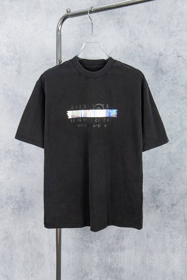 款号：M010#P90 maison Martin Margiela 梅森马吉拉25Ss 烫银胶带款短袖T恤 yb一比一开发 100%棉 采用订色订染毛圈纯棉衣