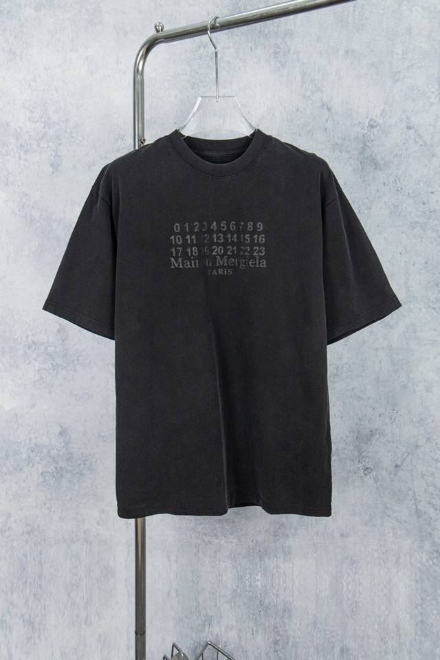 款号：M009#P90 maison Martin Margiela 梅森马吉拉25Ss 激光刺绣对位印花短袖T恤 yb一比一开发 100%棉 采用订色订染毛圈