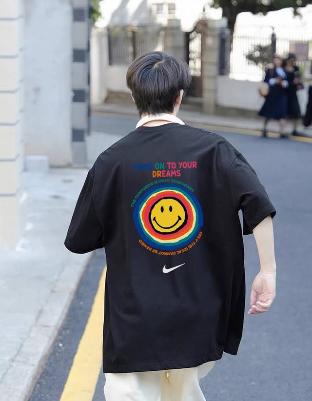 a342#P60。Nike 耐克 笑脸系列 彩色 复古时尚 短袖T恤 男女同款 半袖 情侣款 面料工艺： 1.260G重磅纯棉，100%棉，恰到好处的克重，上身