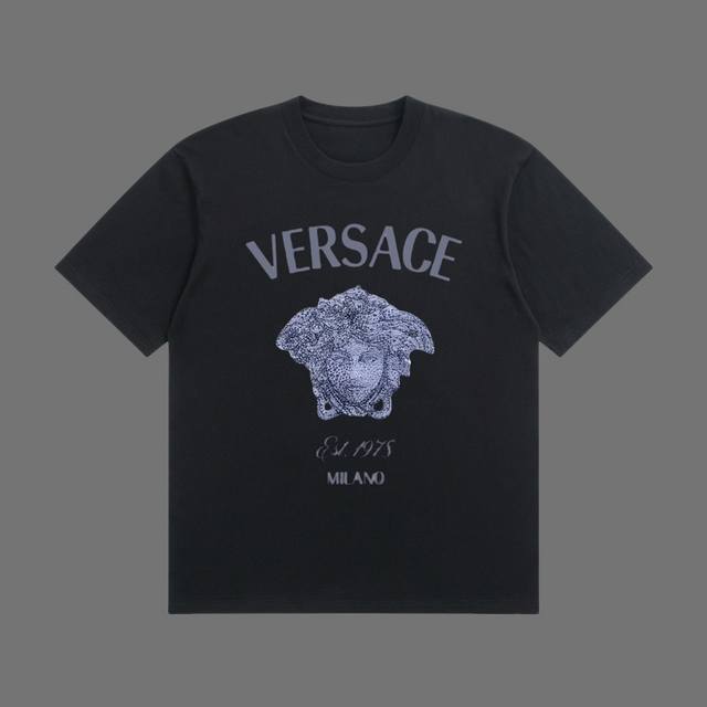 p90 高端品质 versace 2025Fall 春夏系列 美杜莎标识短袖T恤 区别普通印花 定织270G32支双纱纯棉面料 宽松版型 男女同款 size：S