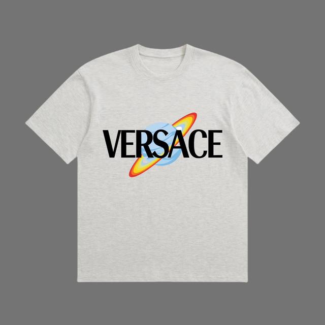 p90 高端品质 versace 2025Fall 春夏系列 宇宙星球短袖T恤 区别普通印花 定织270G32支双纱纯棉面料 宽松版型 男女同款 size：S
