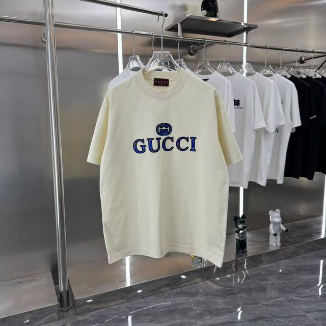 p100 Gucc 2025Ss新款 立体硅胶圆领短袖Tee 实物很棒男女同款宽松版 尺码S M L Xl Xxl 五个码 黑色 杏色 安可拉红