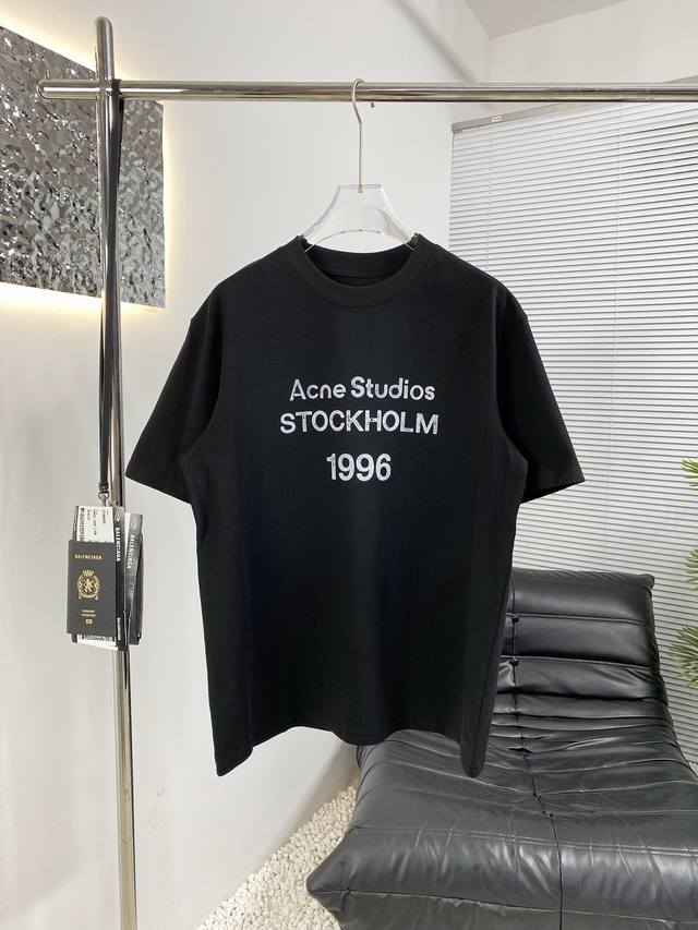 p80 高品质 Acne 25Ss新款短袖T恤 面料采用高克重布料 面料采用优质100%全棉 进口直喷工艺 不缩水不变形 上身阔挺效果极佳 且舒适柔软质感十足