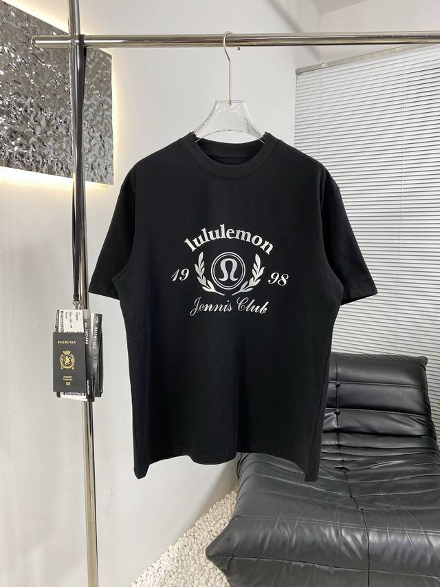 p90 lululemon露露乐蒙 2025新款T恤 爆款首选 采用高克重布料 洗完水260克 不缩水不变形 上身阔挺效果极佳 且舒适柔软质感十足 廊型版型穿着