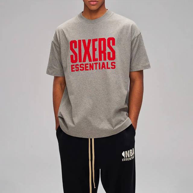 p70Fog-558# 球队联名Sixers X Fog Essentials联名费城76人队短袖单色 S-Xl