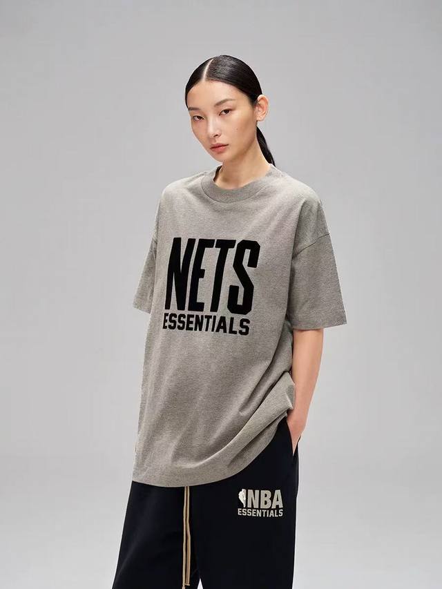 p70Fog-552# Fear Of God Essentials X Nba 联名款 Ss25 Nets 布鲁克林篮网队 字母印花图案圆领短袖T恤 灰色S-