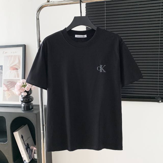 款号：W560 P90 ck字母印花短袖 logo标识精致 原版面料 官方同款 短袖T恤 定制280克同缸染纯棉双纱面料 手感非常舒服 春夏砖柜同步 时尚又个性