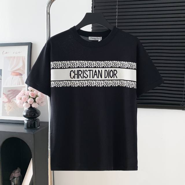 款号：M121 P110 迪奥Dior Logo短袖春夏最新款Logo标志年年被追捧的经典时尚装饰已经风靡全球男女同款 颜色：白色 黑色 尺码：S M L Xl