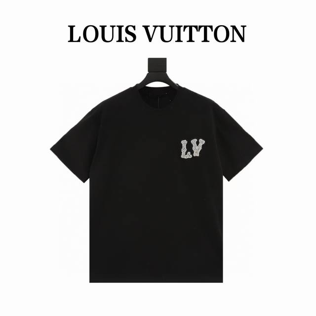 本地自取170 louis Vuitton路易威登 菲董手缝水钻T恤 纯手工一针一线缝制的水钻Logo胸牌。细节拿捏的死死的。上身效果非常棒，怎么搭都显得高级大