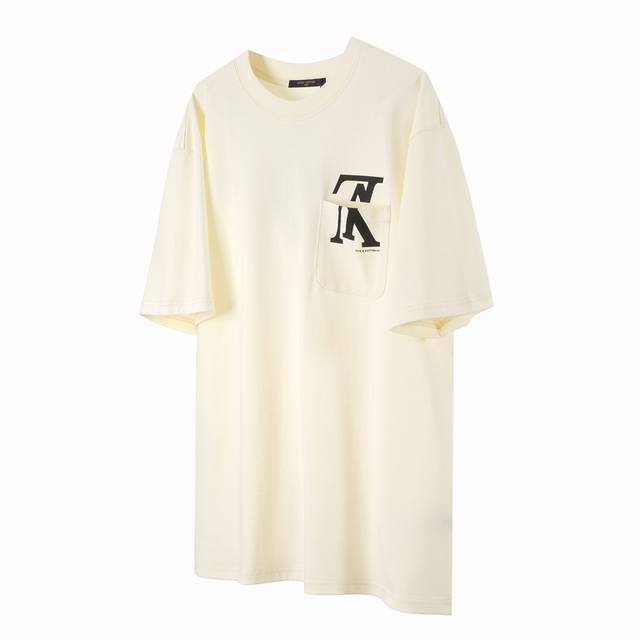 100「L06」 lv/路易威登 限定反Logo 胸前口袋短袖 限定款 32支精梳长绒棉平纹，舒服不变形，是短袖里面的Yyds面料，中古元素的口袋反转Logo设