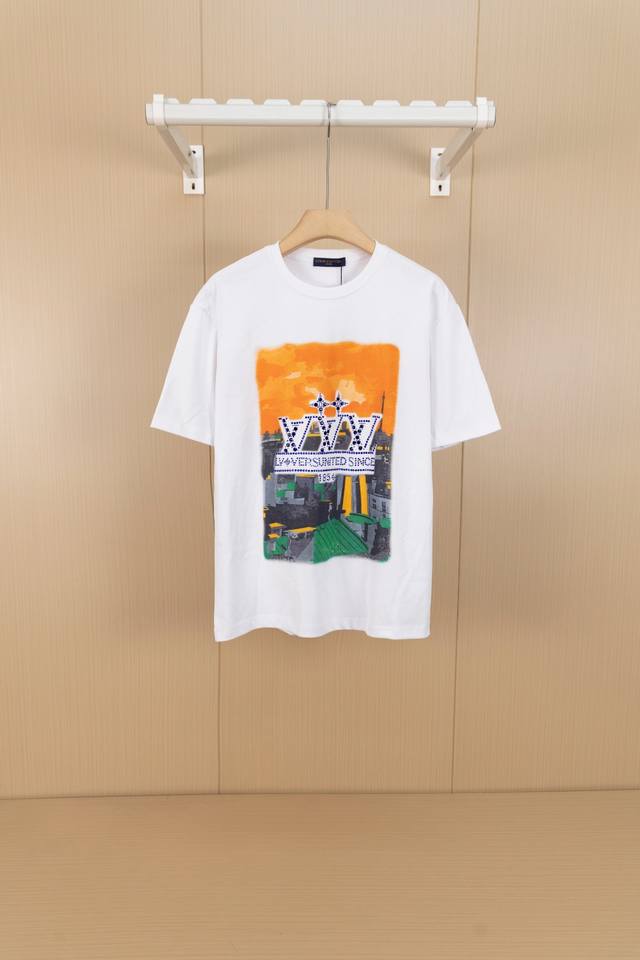 p100 挂拍图 顶级版本-款号X43 louis Vuitton/路易威登 黄昏屋顶印花圆领短袖 T恤 三标齐全 采用高克重纯棉面料！ 数码直喷工艺烫钻工艺，