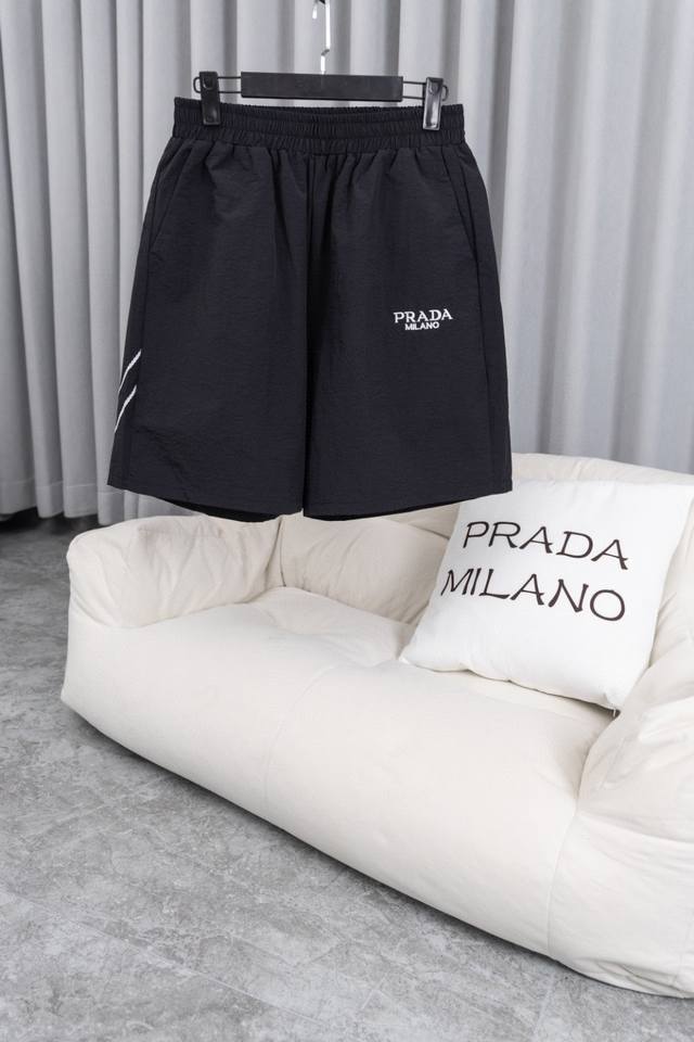 70 款号：Q22 补单到货尺码更新 S-Xl prada/普拉达24新款短裤 高端梭织面料，抗皱亲肤 撞色高密度绣花点缀， 前后Prada字母绣花 定位裁剪、