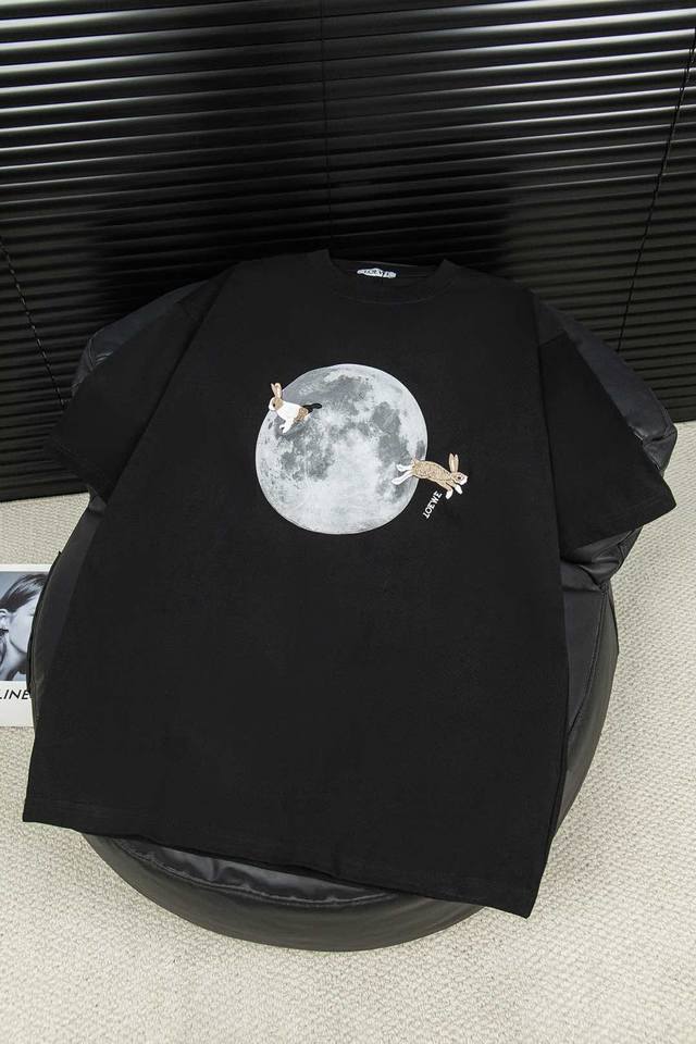 90 顶级版本-款号W52 loewe罗意威 2025Ss月球圆领短袖T恤 - 正面饰有月亮印花 环保数码打底高密网点印花 将环保理念 数码技术 高密打底以及网
