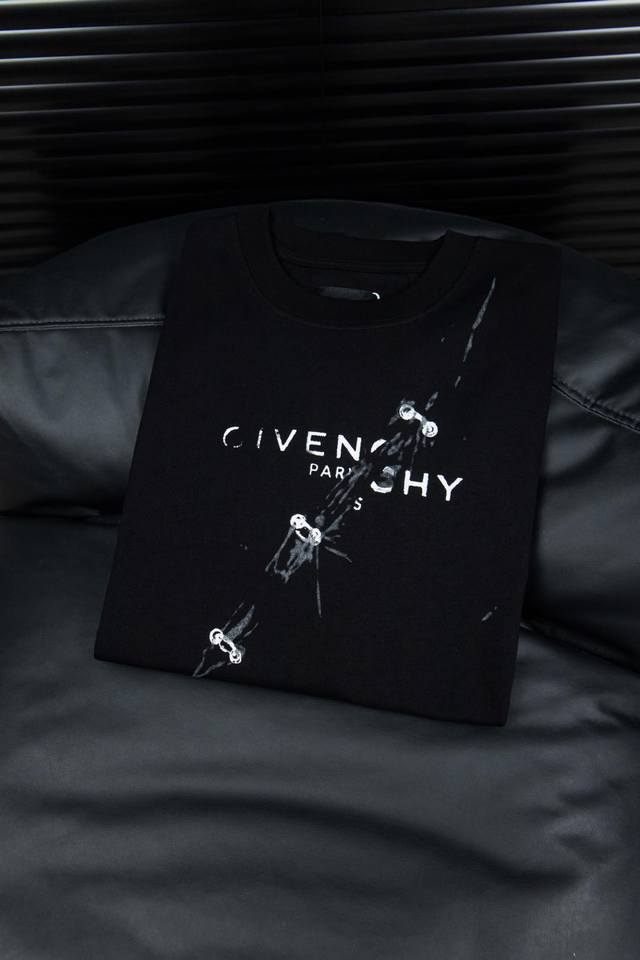 80 顶级版本-款号W35 givenchy纪梵希 视觉陷阱破坏字母印花短袖T恤 - 被称为法国时装界的绅士的Givenchy的风格所在 1952年纪梵希这个品