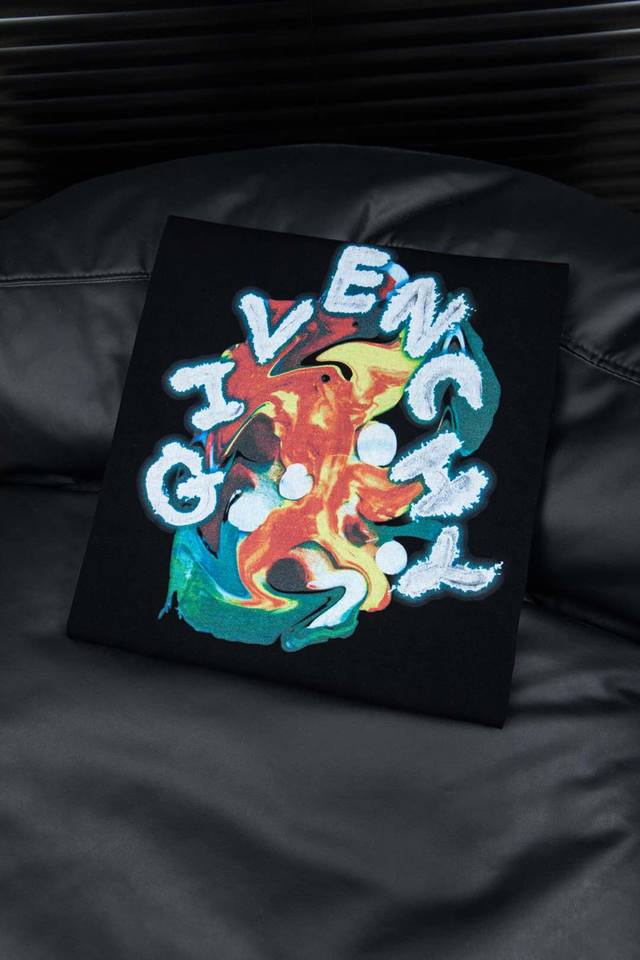 90 顶级版本-款号W29 givenchy纪梵希新款字母花卉短袖T恤 - 被称为法国时装界的绅士的Givenchy的风格所在 1952年纪梵希这个品牌在法国正