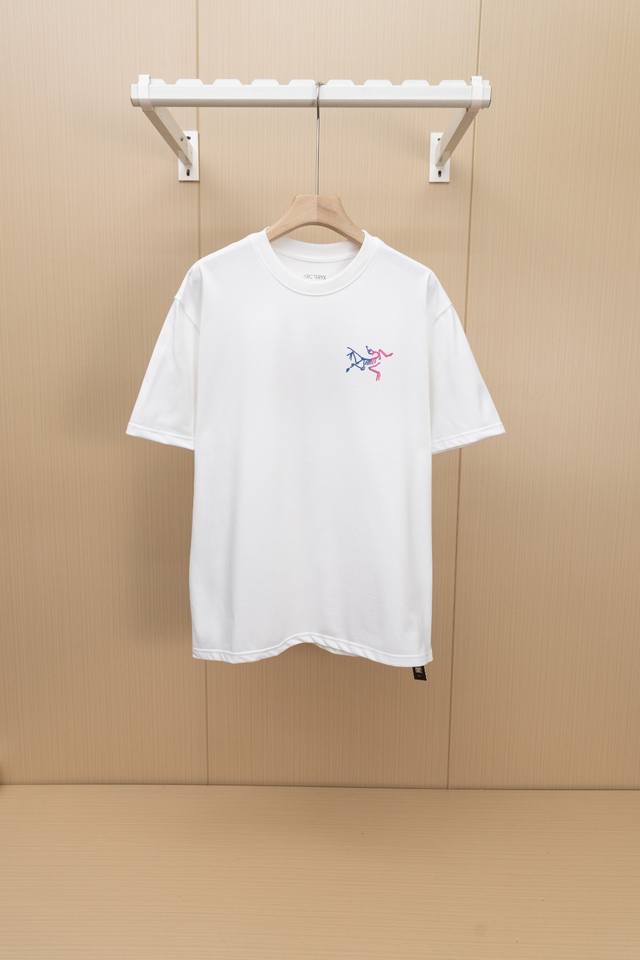 110挂拍图 顶级版本-款号-X01 arc’Teryx始祖鸟Arc24Ss 胸背印花 Logo短袖T恤 采用60支双股，270G全棉面料。上身透气，绝不起球，