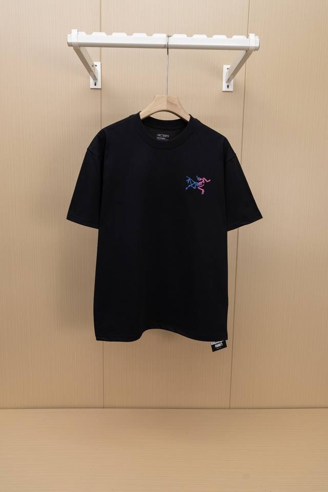 110挂拍图 顶级版本-款号X01 arc’Teryx始祖鸟Arc24Ss 胸背印花 Logo短袖T恤 采用60支双股，270G全棉面料。上身透气，绝不起球，手
