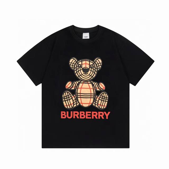 款号：E07 批90 burberry 经典款小熊白墨压花短袖 采用270克重长绒棉面料！手感非常舒服 Os落肩版型，时尚又个性，超级百搭的一款！螺纹领口不松垮