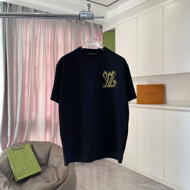 p100 1V*路易威登2025夏季新款 个性字母Logo印花 定制面料300G 短袖T恤 男女同款 尺码：S M L Xl Xxl 五个码 颜色：黑色 白色