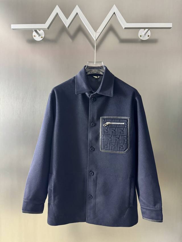 p630 Fendi 口袋羊绒夹克 版型呈单排扣直筒，衬衫领设计，胸前拉链口袋，用软羊皮切割包括修饰，口袋处经典老花做粘衬加挺，压花工艺，下摆处带贴袋，纽扣处也