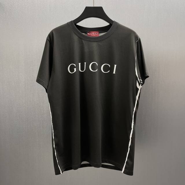 p150Gg 火山灰T size ：S-Xl 多款新季针织单品持续匠心演绎品牌元素。这款标准 版型针织棉T恤巧妙融入Gucci印花，彰显品牌魅力。