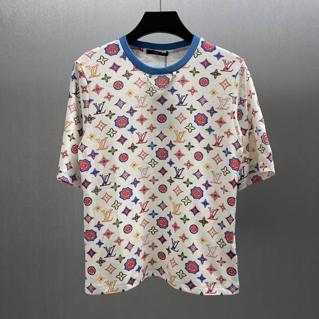 p150Lu 经典幻彩老花短 size S-Xl 这件短袖以白色为底色，布满了路易威登标志性的Monogram老花图案，色彩丰富绚丽，为经典元素赋予新活力。领口