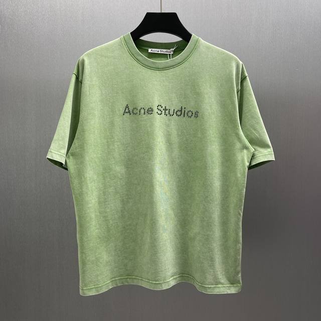 p150 Ac 青柠酷感黑钻字母T恤 size : S-Xl 此款圆领 丁恤采用休闲版型，中性风格。正面点缀 Acne Studios 黑钻徽标。由棉布制成，呈