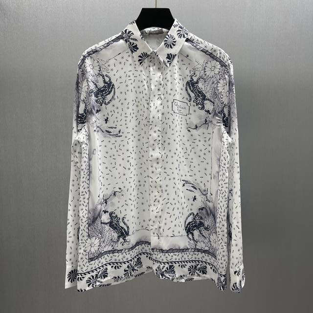 p280Cd 逸韵青花风衬衫 size : S-Xl 这款村衫来自 Dior And Hylton Nel 联名系列，展现了对艺术家作品的诠释。 采用白色桑蚕丝