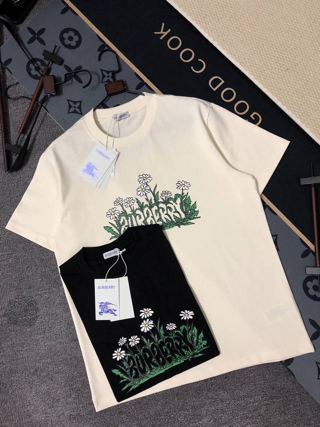 p100 Burberry巴宝莉短袖T恤 工艺：印花 颜色：黑色 杏色 码数：S~Xl 面料：精梳紧密棉盖棉280G b柔顺手感 宽松版型设计 男女同款