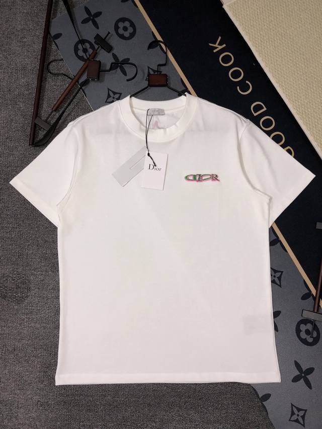 p100 Dior 迪奥短袖T恤 工艺：刺绣 颜色：黑色 白色 码数：S~Xl 面料：精梳紧密棉盖棉280G b柔顺手感 宽松版型设计 男女同款