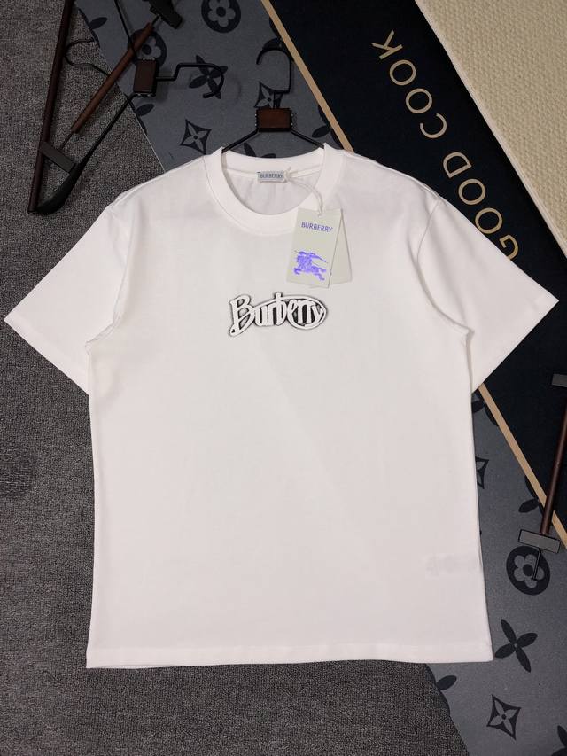 p100 Burberry短袖T恤 工艺：印花 颜色：黑色 白色 码数：S～Xl 面料：精梳紧密棉盖棉280G