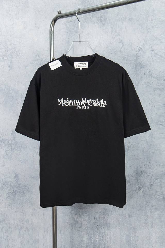 款号：M011#P80 maison Martin Margiela 梅森马吉拉25Ss 肩麦破洞刺绣款短袖T恤 yb一比一开发 100%棉 采用订色订染毛圈纯