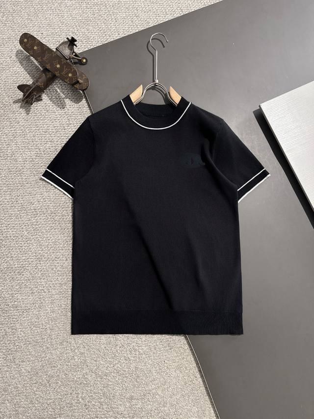 隔天出货 P200 高品质 Dior 2025春夏新款男款圆领短袖T恤 精梳棉质纱线针织纺棉布面料制作，纯棉的高克重特殊纱，掂起来手感份量十足，上身也比普通T更