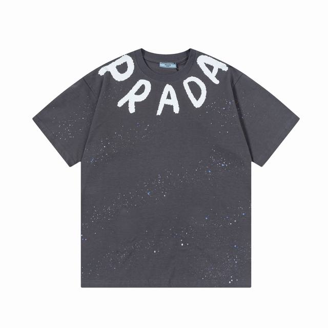 100 prada 普拉达 重工手绘字母满天星 升级，灵感源自八十年代复古 原版面料 官方同款 短袖T恤 定制 310克 同缸染面料 手感非常舒服 春夏最新砖柜