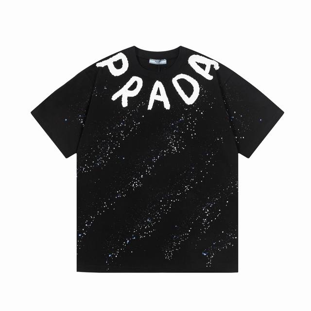 100 prada 普拉达 重工手绘字母满天星 升级，灵感源自八十年代复古 原版面料 官方同款 短袖T恤 定制 310克 同缸染面料 手感非常舒服 春夏最新砖柜