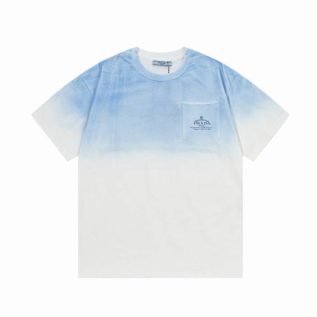 100 prada 普拉达 口袋字母手工喷花 升级，灵感源自八十年代复古 原版面料 官方同款 短袖T恤 定制 310克 同缸染面料 手感非常舒服 春夏最新砖柜同
