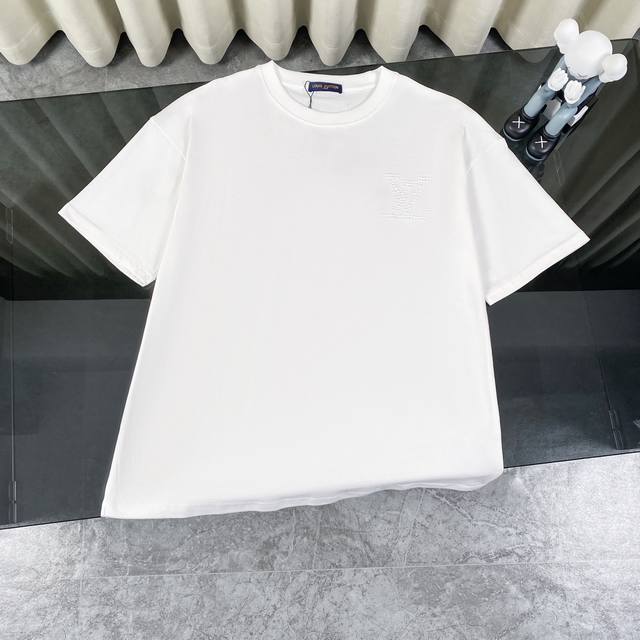 100复刻版本 louis Vuitton/路易威登Lv 2025新款 进口塑料瓷珍珠压印Logo男女同款圆领T恤短袖 -面料采用320G 100%纯棉双纱面料