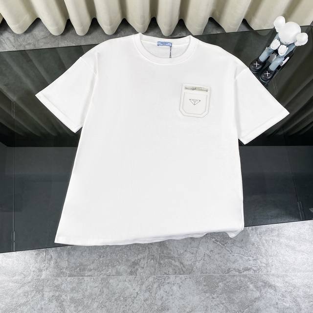 100 parda/普拉达新款口袋贴皮拉链休闲圆领短袖T恤 【小红书热门爆款｜明星网红同款穿搭】 1面料采用21支320克纯棉双纱面料 柔软亲肤、透气性强，定位