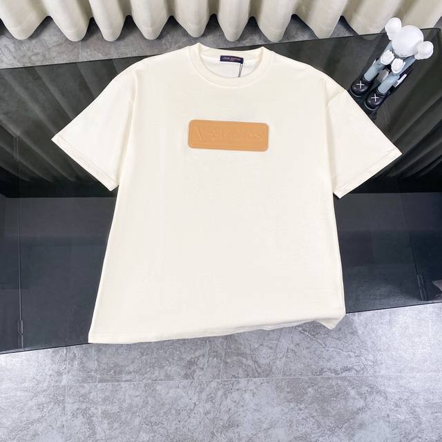 100 复刻版本 louis Vuitton/路易威登Lv 2025新款压印Logo皮章短袖T恤 -面料采用320G 100%纯棉双纱面料 同缸定染特种加粗32