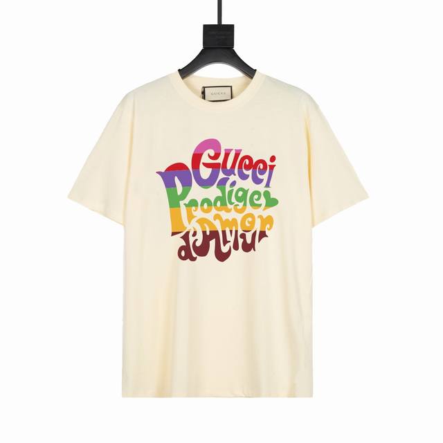款号：Y01 批 90 颜色：黑色，白色，米杏色 尺码：S M L Xl gucci彩虹字母印花短袖 前胸最高品质印花，260克超高克重面料，手感无敌，质感超赞