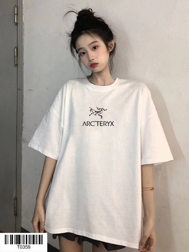 款号 B400 批70 颜色：黑色 白色 尺码：M / L / Xl/Xxl 始祖鸟Arcteryx情侣款短袖T恤半袖体恤 手感厚实 质感很好 面料自然垂度硬挺