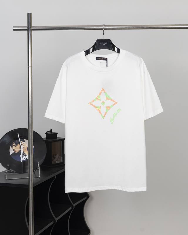 100 款号L018 lv Monogram 老花烫钻渐变短袖T恤 本款T恤为胸前融入明丽 3Dmonogram 花卉，再以手写体路易威登标识点明品牌身份。Ma