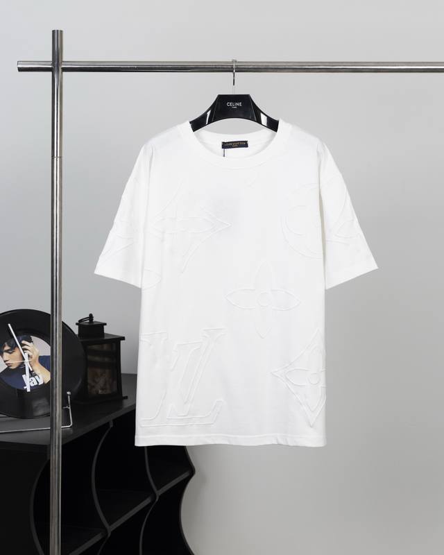 90 款号L016 lv 全幅发泡老花短袖 面料采用260克纯棉双纱以全幅发泡Monogram Macro图案勾勒全幅，既保留了品牌的传统标识韵味又赋予了新时代