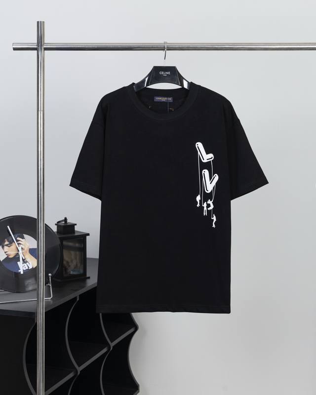 90 款号L015 louis Vuitton21Ss Lv经典伞兵印花圆领短袖 面料：采用32支精疏棉双纱面料260克，螺纹搭配1*1索拉纳罗纹 定制五金 螺