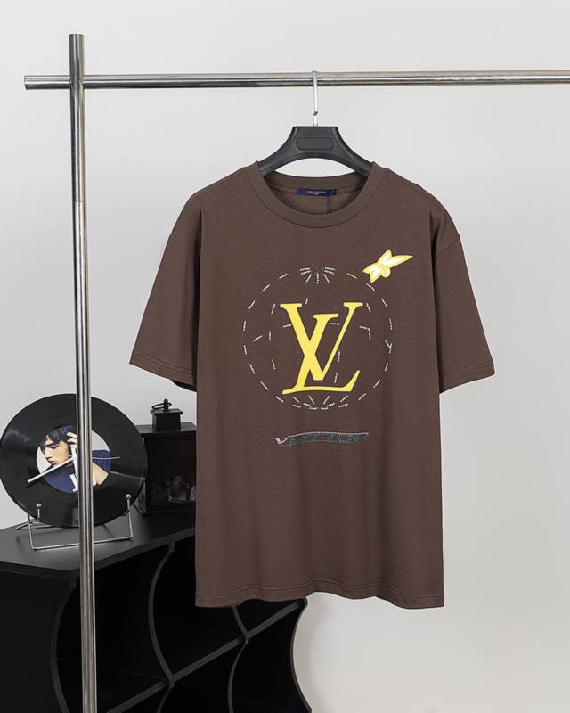 100 款号L09 lv路易威登烫钻字母航线印花圆领短袖 烫钻 印花 亮片全套包装 三标齐全 原版配套辅料1:1 主唛工艺 非常的高端 已经过高温预缩处理 反复