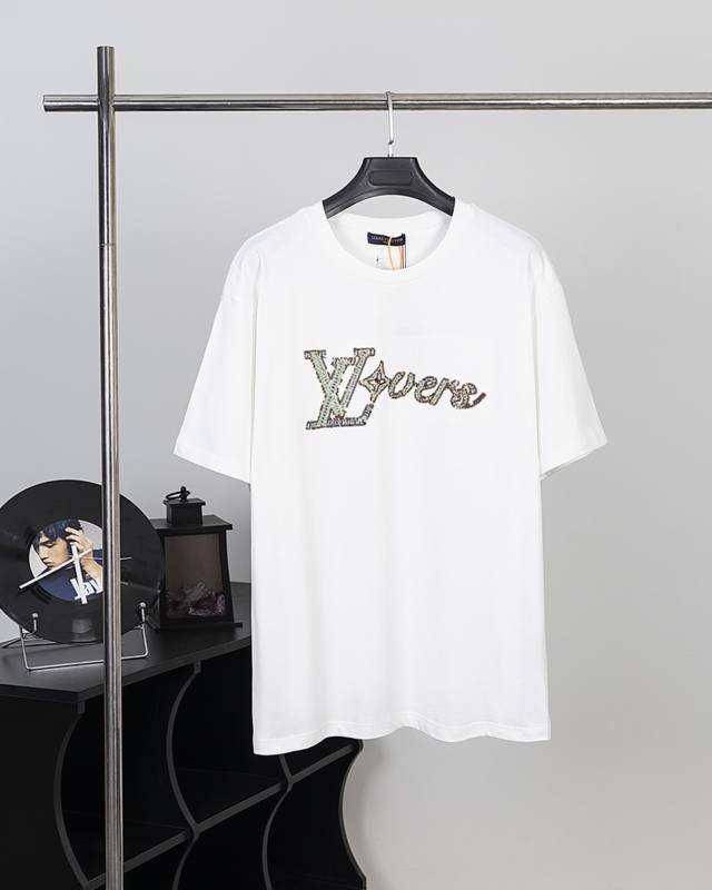 100 款号#L05 louis Vuitton*路易威登 lv 2024新款重工珠片绣短袖T恤 采用原板独家定制260克32支双莎纯棉面料 质感非常柔软舒服