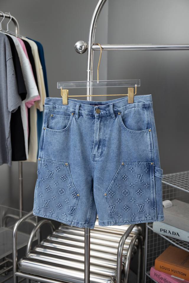 p160 高品质 lv 路易威登 24Ss春夏新款重工牛仔工装短裤，定位裁剪拼接设计，轻微做旧浅蓝色洗水，经典Monogram元素电缀，锤子固定环呈现L和V字形