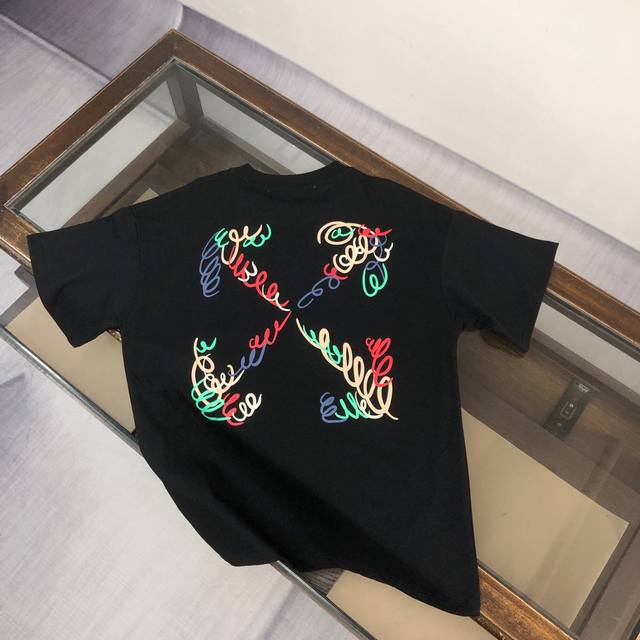 p100 Off-White 2025Ss春夏新品情侣款圆领T恤 奢华品牌字母Logo标识标注上身就能体会这款设计带来的年轻与时尚感！整体时尚而有潮流，面料采用