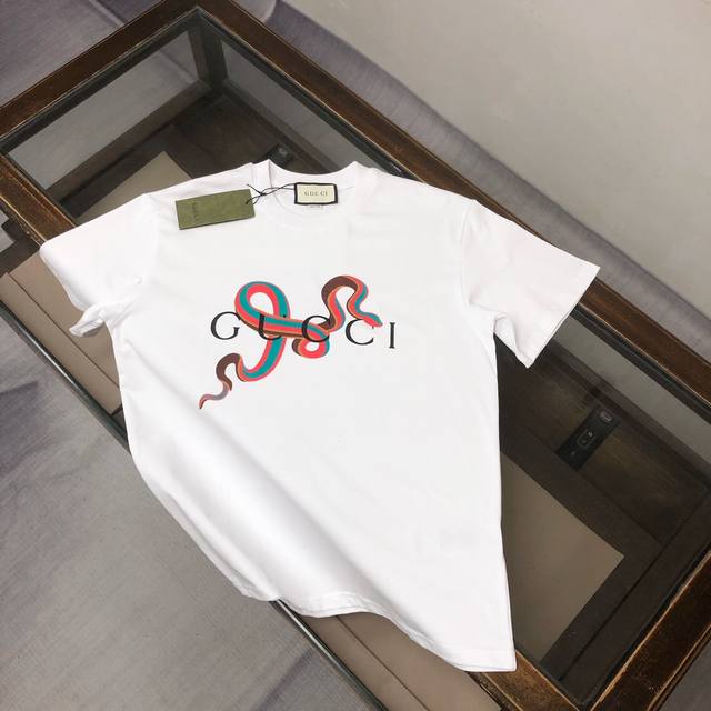 p100 Gucci 古驰 2025最新款情侣款圆领短袖 情侣T恤～ 春夏新品 高品质 品牌Logo印花工艺～时尚百搭潮款 定制进口面料 ！穿着舒适 透气 时尚